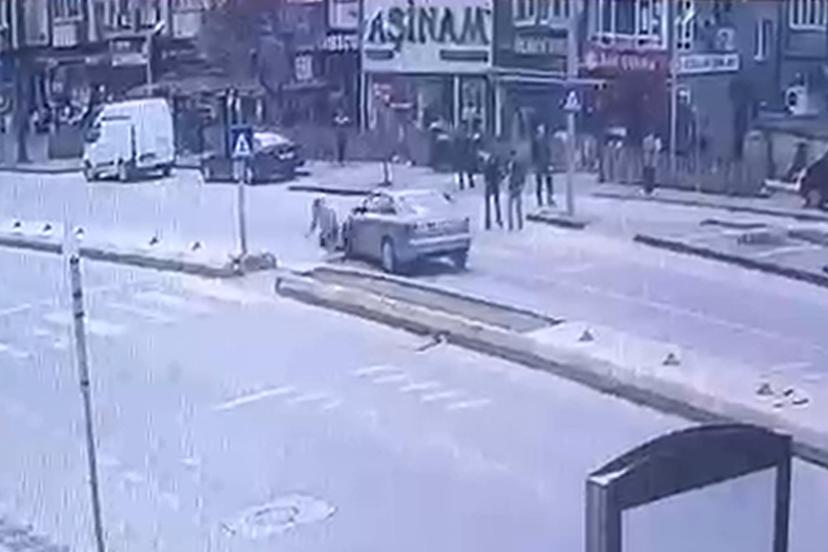 Otomobilin yayaya çarptığı kaza kamerada