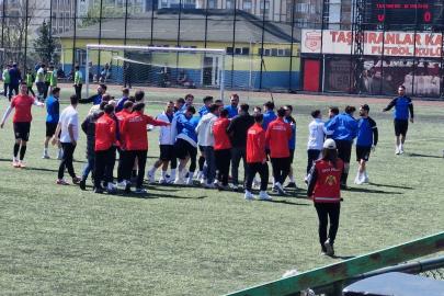 Süper Amatör Lig maçında ev sahibi futbolcular ile deplasman taraftarları arasında gerginlik