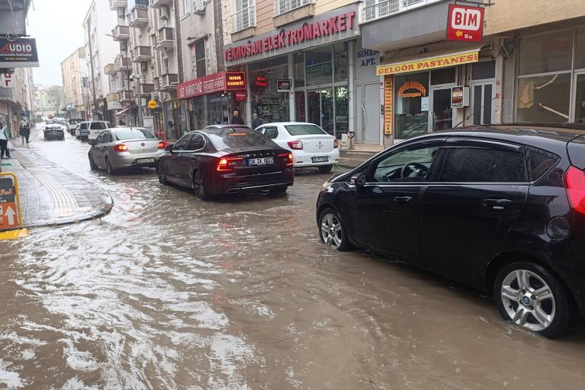 Uzunköprü’de sağanak; yollar göle döndü