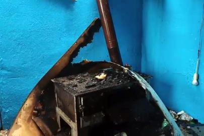 Yalnız yaşadığı evinde yangın çıkan kadını komşuları kurtardı