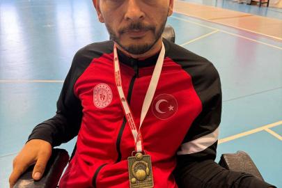 Yıllarca evden çıkmayan bedensel engelli Yücel, tanıştığı boccede stil geliştirip Türkiye şampiyonu oldu