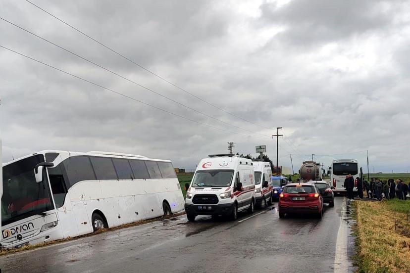 1 Mayıs kutlamalarına giden işçileri taşıyan otobüs yoldan çıktı; 1 yaralı