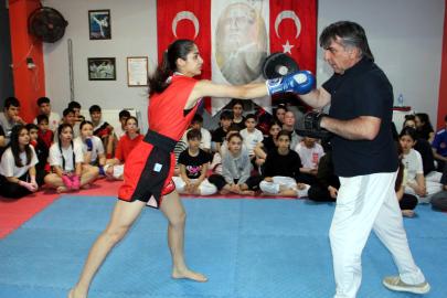 Depremzede Meyra, kick boksta altın madalya kazandı: Hedefim milli forma