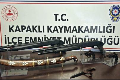 Evinde tarihi kılıç, kama ve tabanca bulunan şüpheli gözaltına alındı