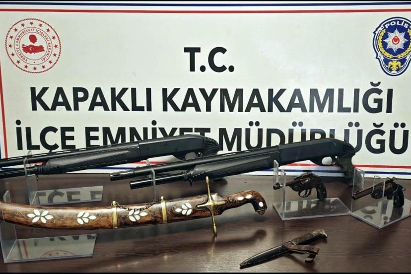 Evinde tarihi kılıç, kama ve tabanca bulunan şüpheli gözaltına alındı