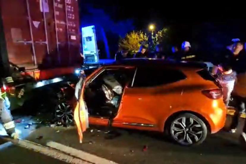 Kırmızı ışıkta TIR'a çarpan otomobilin sürücüsü ile eşi yaralandı