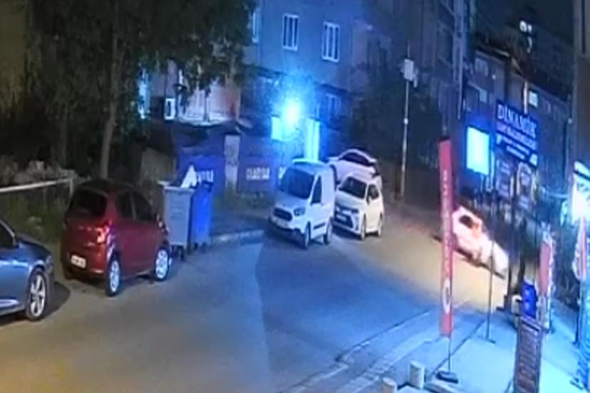 Otomobille çarpışan motosikletin sürücüsü yaralandı; kaza kamerada