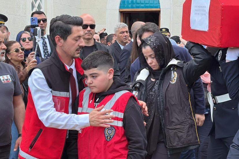 Şehit eşinin tabutunu omuzladı