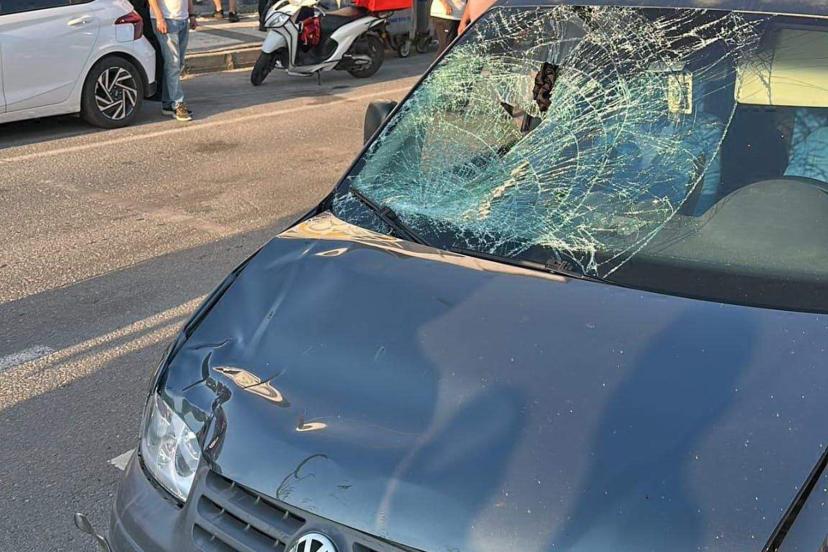 Hafif ticari aracın elektrikli bisiklete çarptığı kaza kamerada; 1 ölü