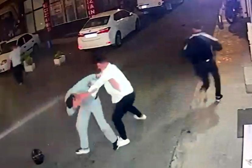 İki grup arasında sopa, tekme ve yumruklu kavga kamerada; 2 yaralı
