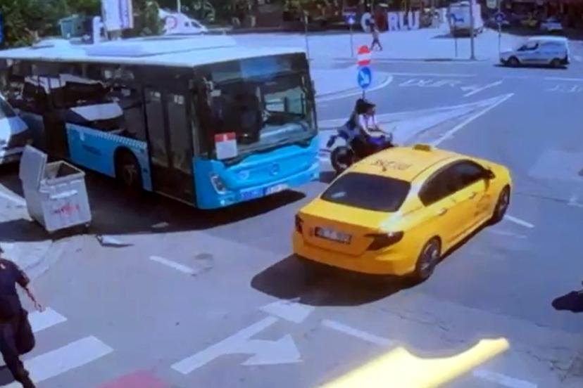 Taksi ile motosikletin çarpıştığı kaza kamerada