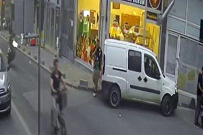 Tek teker üzerinde ilerleyen motosiklet, hafif ticari araca çarptı; kaza kamerada