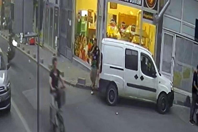 Tek teker üzerinde ilerleyen motosiklet, hafif ticari araca çarptı; kaza kamerada