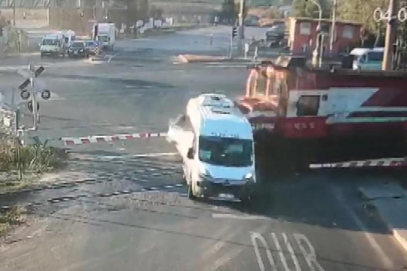 Trenin minibüse çarptığı ve 7 kişinin öldüğü hemzemin geçit, 4 yıl 9 ay sonra kapatıldı