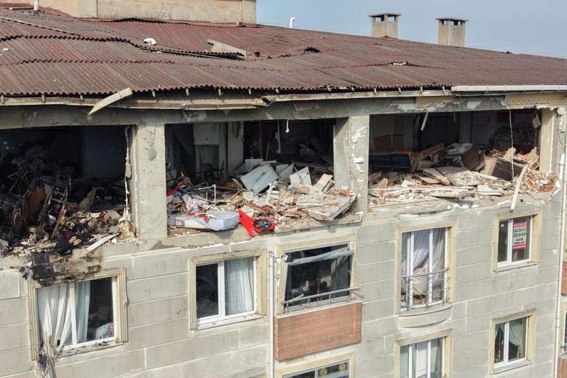 Apartman dairesinde 2 kişinin öldüğü patlamanın neden olduğu hasar sabah ortaya çıktı
