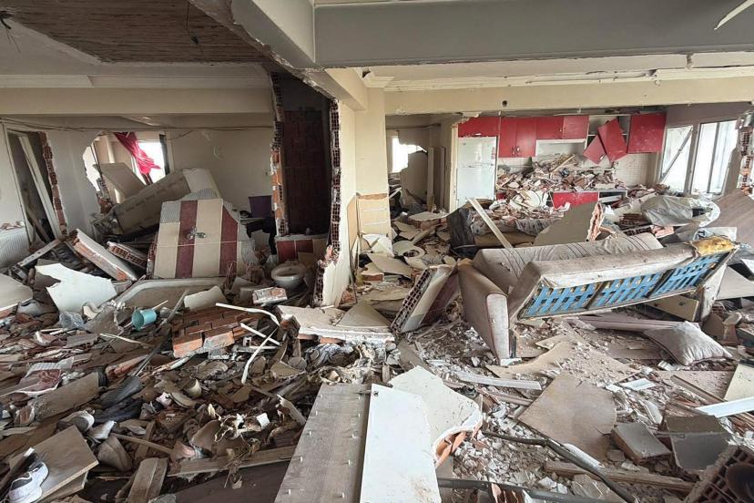 Apartman dairesinde, 2 kişinin öldüğü patlamanın neden olduğu hasarın boyutu sabah ortaya çıktı (2)