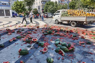 Satışına izin verilmediğini öne sürdüğü karpuzları belediye önünde parçaladı