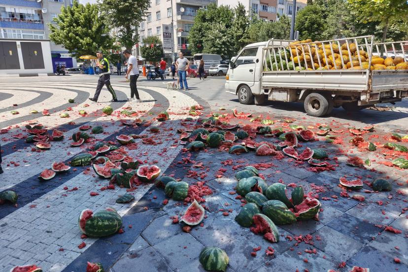 Satışına izin verilmediğini öne sürdüğü karpuzları belediye önünde parçaladı