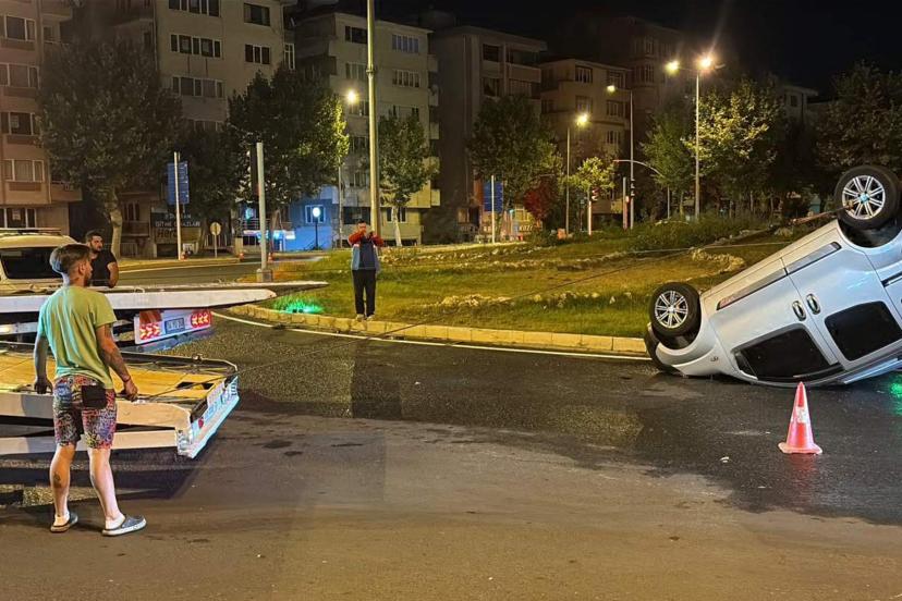 Takla atan aracındaki yaralıyı bırakıp kaçtı