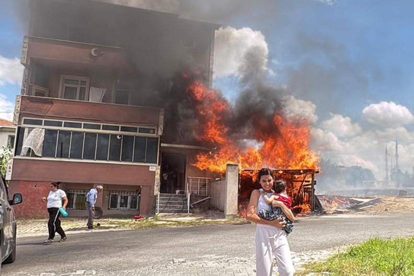 Alevler binanın garajını sardı, kardeşini kucağına alıp dışarı kaçtı