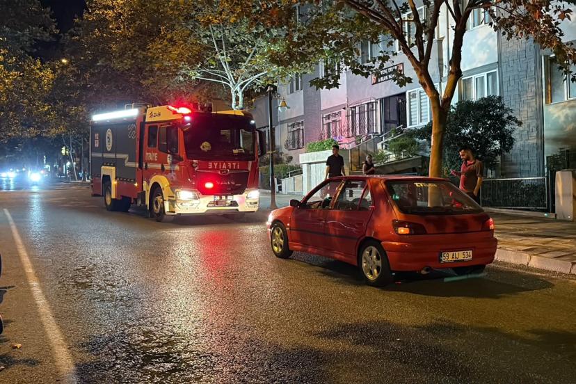 Arızalanan otomobilini yolda bırakan alkollü sürücü, kaldırımda uyudu