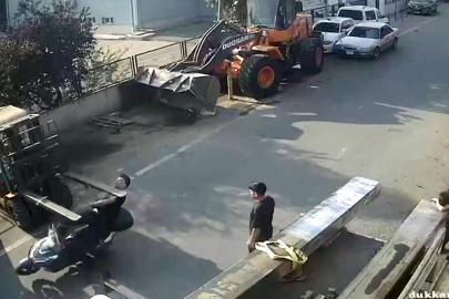 Forklifte çarpan motosikletin sürücüsü yaralandı; kaza kamerada