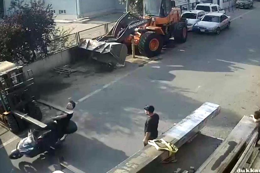 Forklifte çarpan motosikletin sürücüsü yaralandı; kaza kamerada