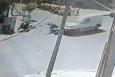 Hafif ticari araçla çarpışan motosikletteki 3 kişi yaralandı; kaza kamerada