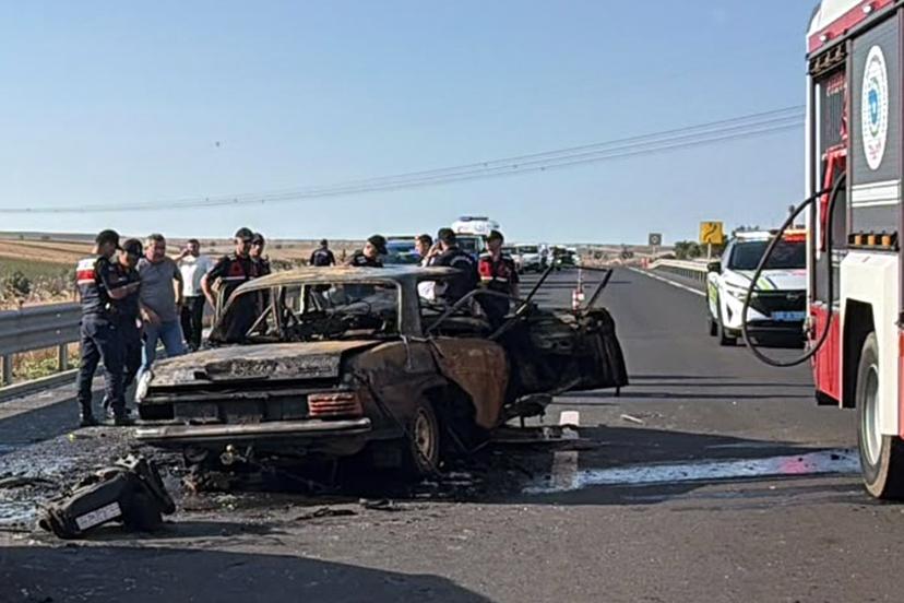 İki otomobilin çarpıştığı kazada araçlardan birinde yangın çıktı: 1 ölü, 2 yaralı