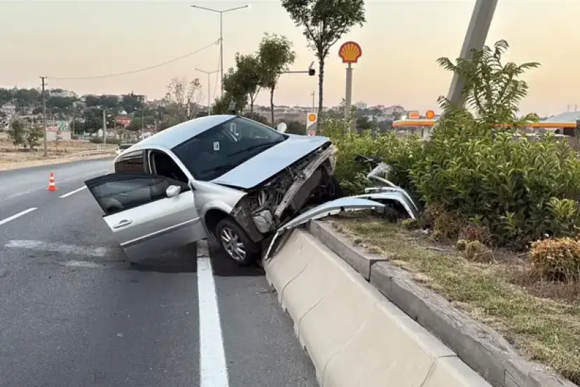 Otomobil, refüjdeki aydınlatma direğine çarptı