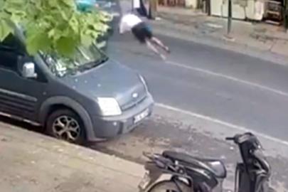 Otomobilin çarptığı yaya metrelerce savruldu; o anlar kamerada