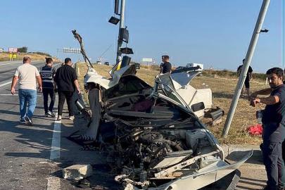 Sinyalizasyon direğine çarpıp ikiye bölünen otomobilden sağ çıktı
