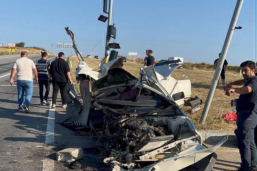 Sinyalizasyon direğine çarpıp ikiye bölünen otomobilden sağ çıktı