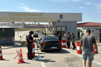 Ümit Özdağ, cezaevindeki Sinem Dedetaş ile Oğuzhan Uğur'u ziyaret etti