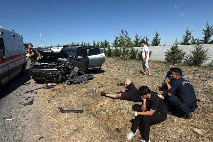 İki otomobil, kafa kafaya çarpıştı; 5 yaralı