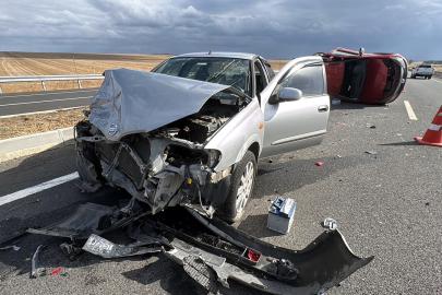 Kaza yapan otomobile başka otomobil çarpıp takla attı; 4 yaralı