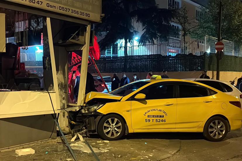Kazada savrulan araçlar iş yerine çarptı