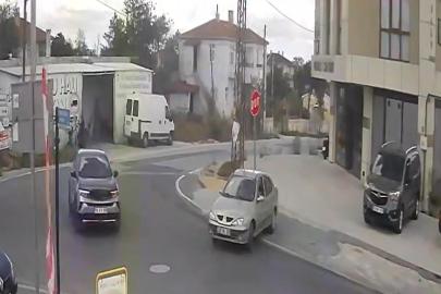 Otomobille çarptığı 'dur' tabelasını yerinden sökmeye çalıştı