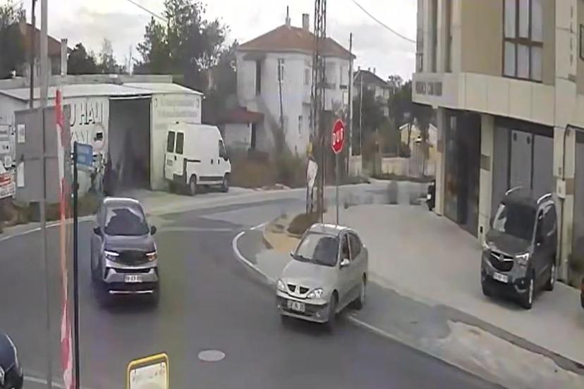 Otomobille çarptığı 'dur' tabelasını yerinden sökmeye çalıştı