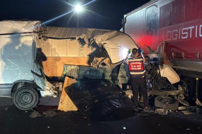 Tekirdağ'da minibüs, TIR'a arkadan çarptı; 1 ölü, 1 yaralı