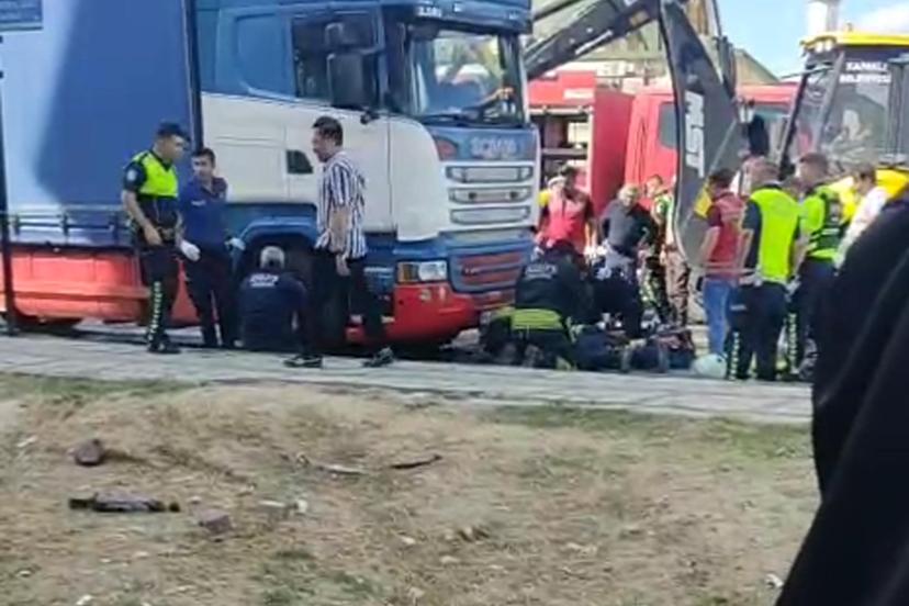 TIR'ın altında kalan yaya ağır yaralandı