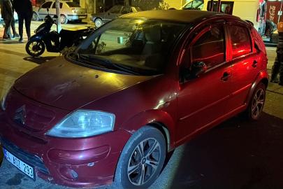 2 araca çarpan sürücü otomobilini bırakıp kaçtı; 1 yaralı