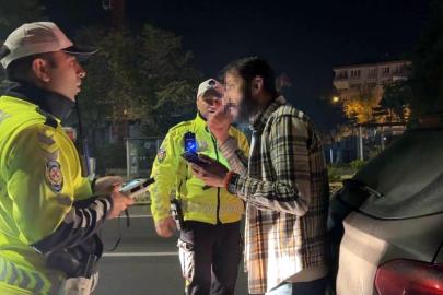 Alkolmetreyi üflemedi, kimlik numarasını soran polise, 'okumam yazmak yok’ dedi