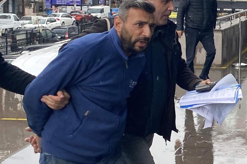 Bayrağı çöpe attı, 'vatan hainleri' diye paylaşım yaptı (2)