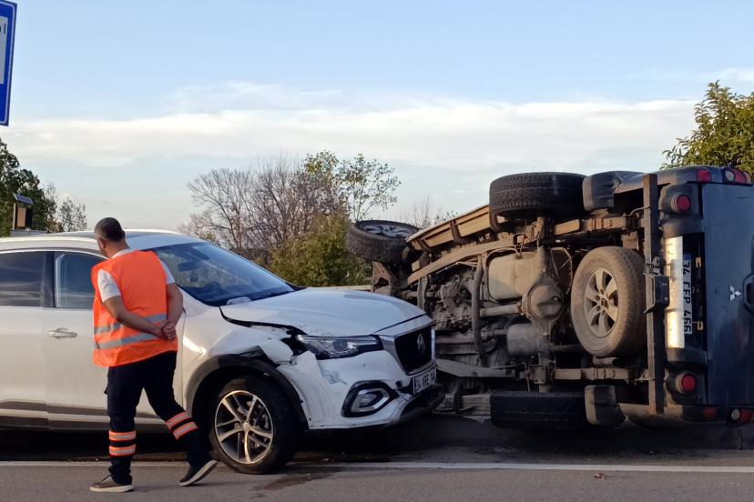 İçinde çocukla birlikte kaçırdığı otomobille yayaya ve 2 araca çarptı; 3 yaralı