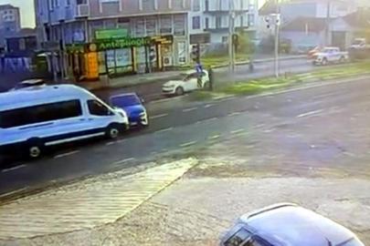 Minibüs ile otomobilin çarpıştığı kaza kamerada; 2 yaralı