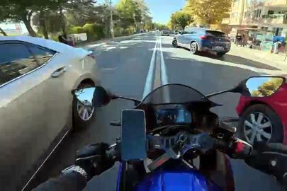 Motosikletle otomobilin çarpıştığı anlar kask kamerasında