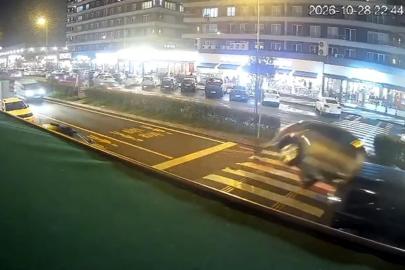 Otomobilin park halindeki araca çarpıp takla attığı kazanın görüntüleri ortaya çıktı