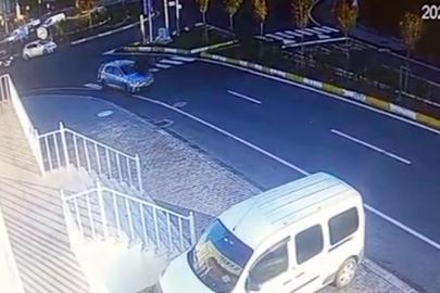 Otomobilin yaya geçidinde 2 öğretmene çarptığı kaza kamerada
