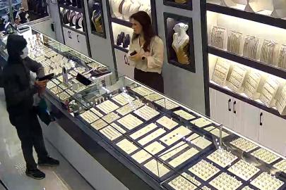 Oyuncak tabancayla kuyumcuyu soymaya kalktı, alarma basılınca kaçtı